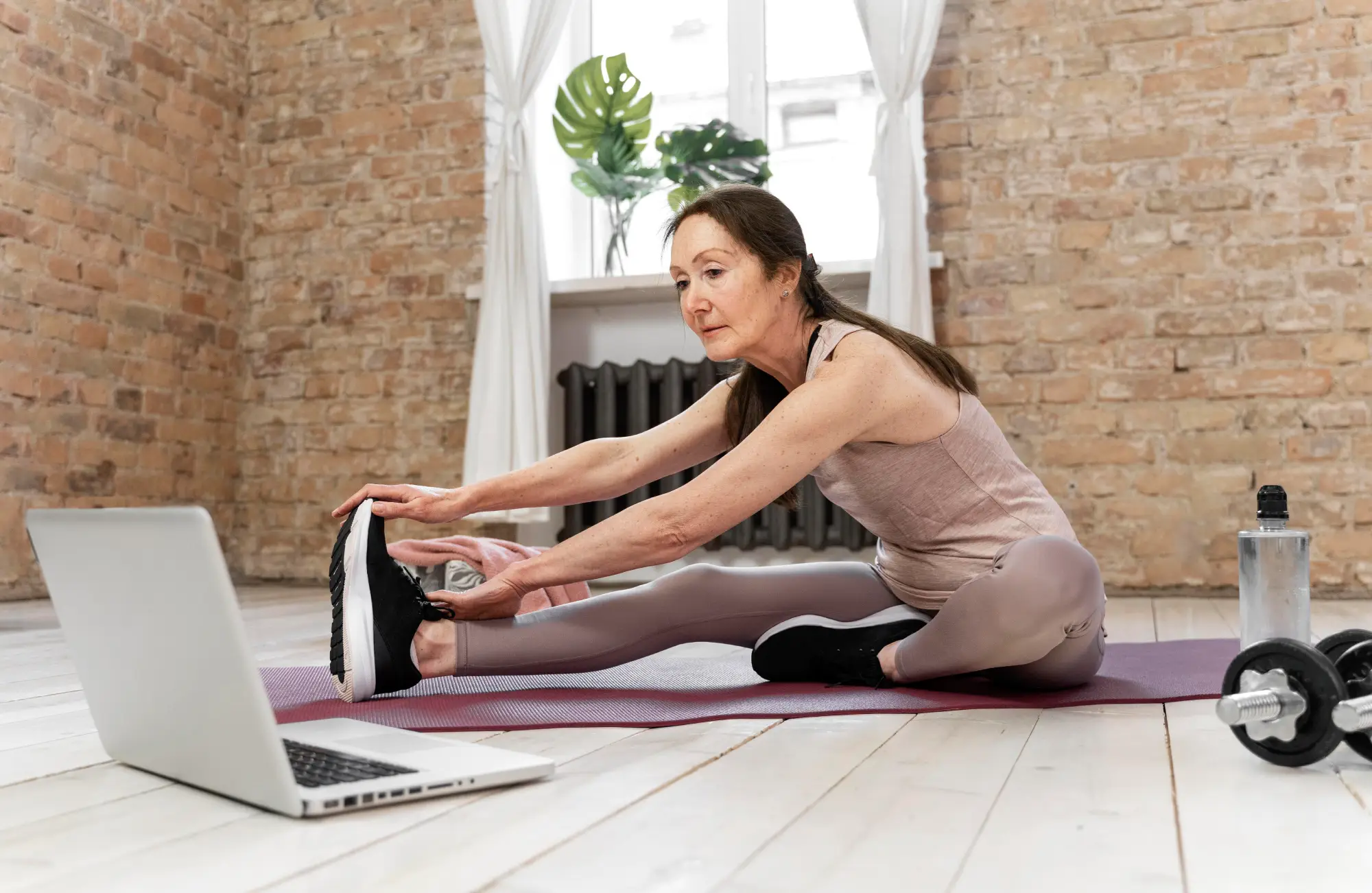full-shot-senior-woman-being-active Live total body training session